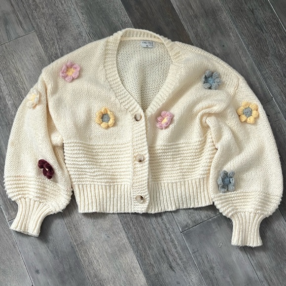 Sweaters - Beautiful Vine Tree sweater w flowers